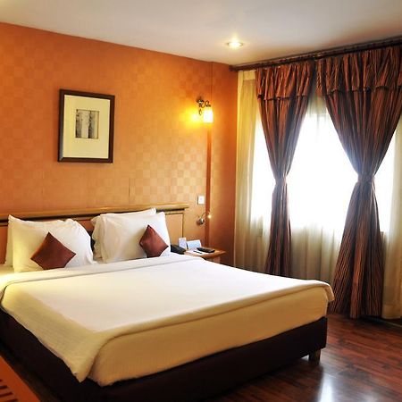 Indismart Hotel Калькутта Экстерьер фото