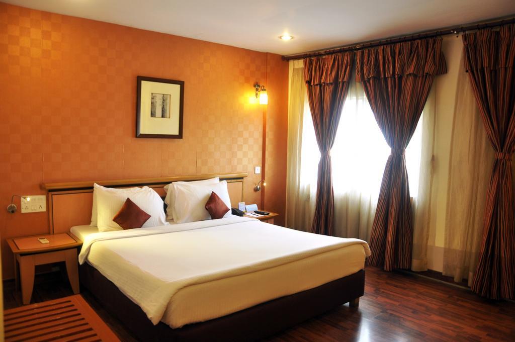 Indismart Hotel Калькутта Экстерьер фото