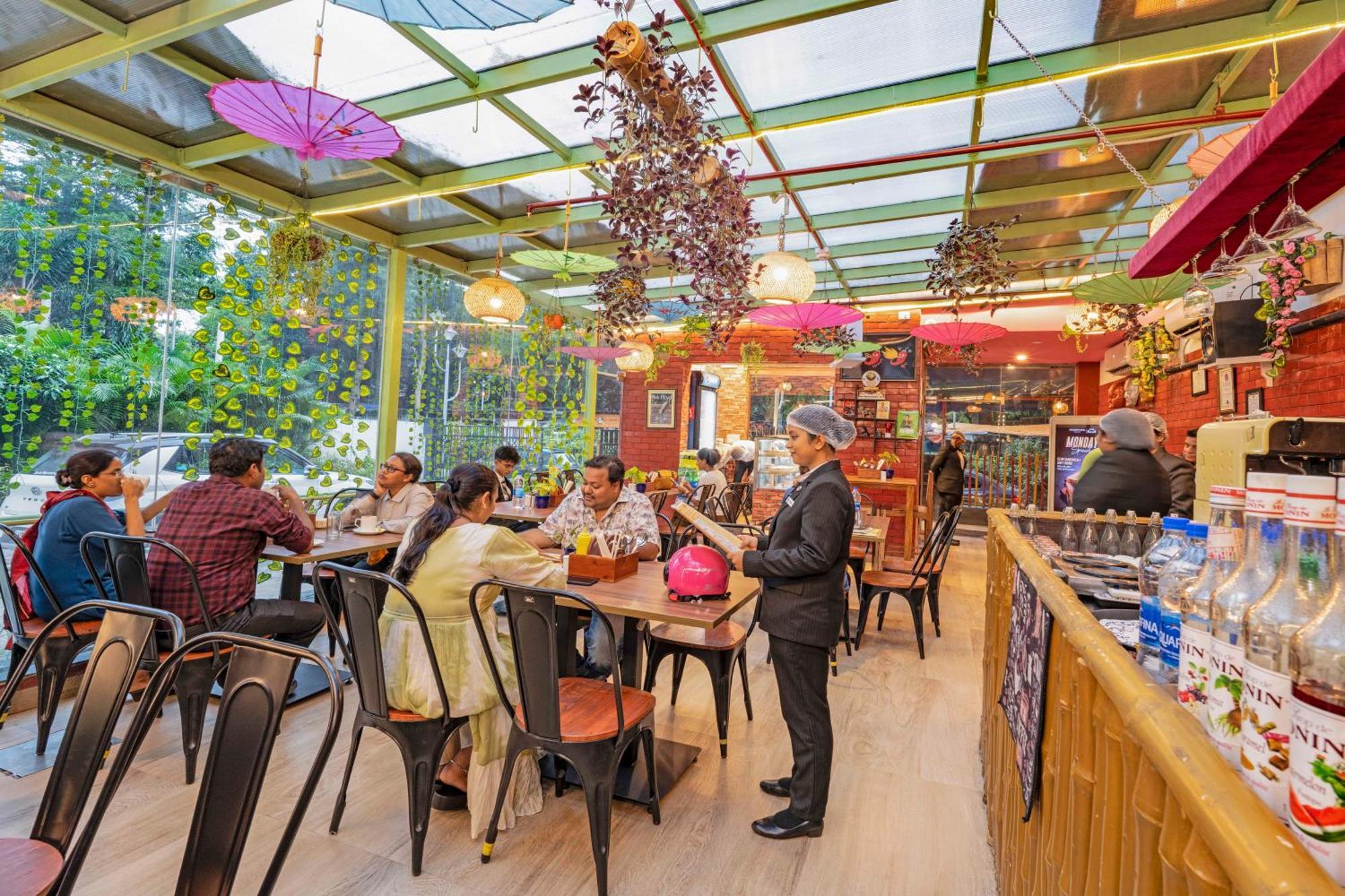 Indismart Hotel Калькутта Экстерьер фото