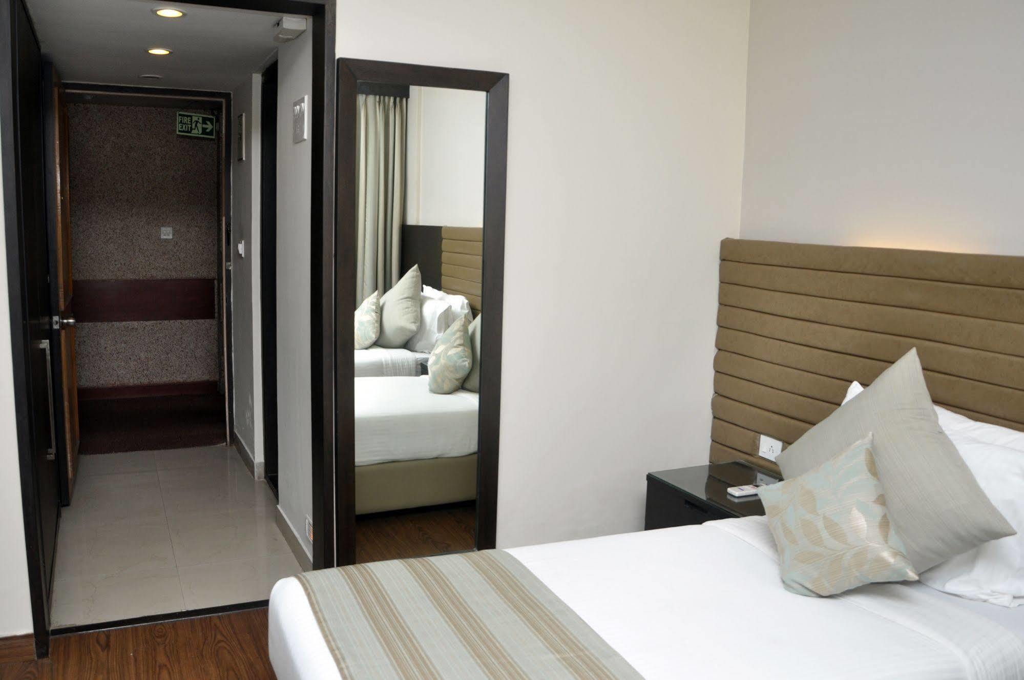 Indismart Hotel Калькутта Экстерьер фото