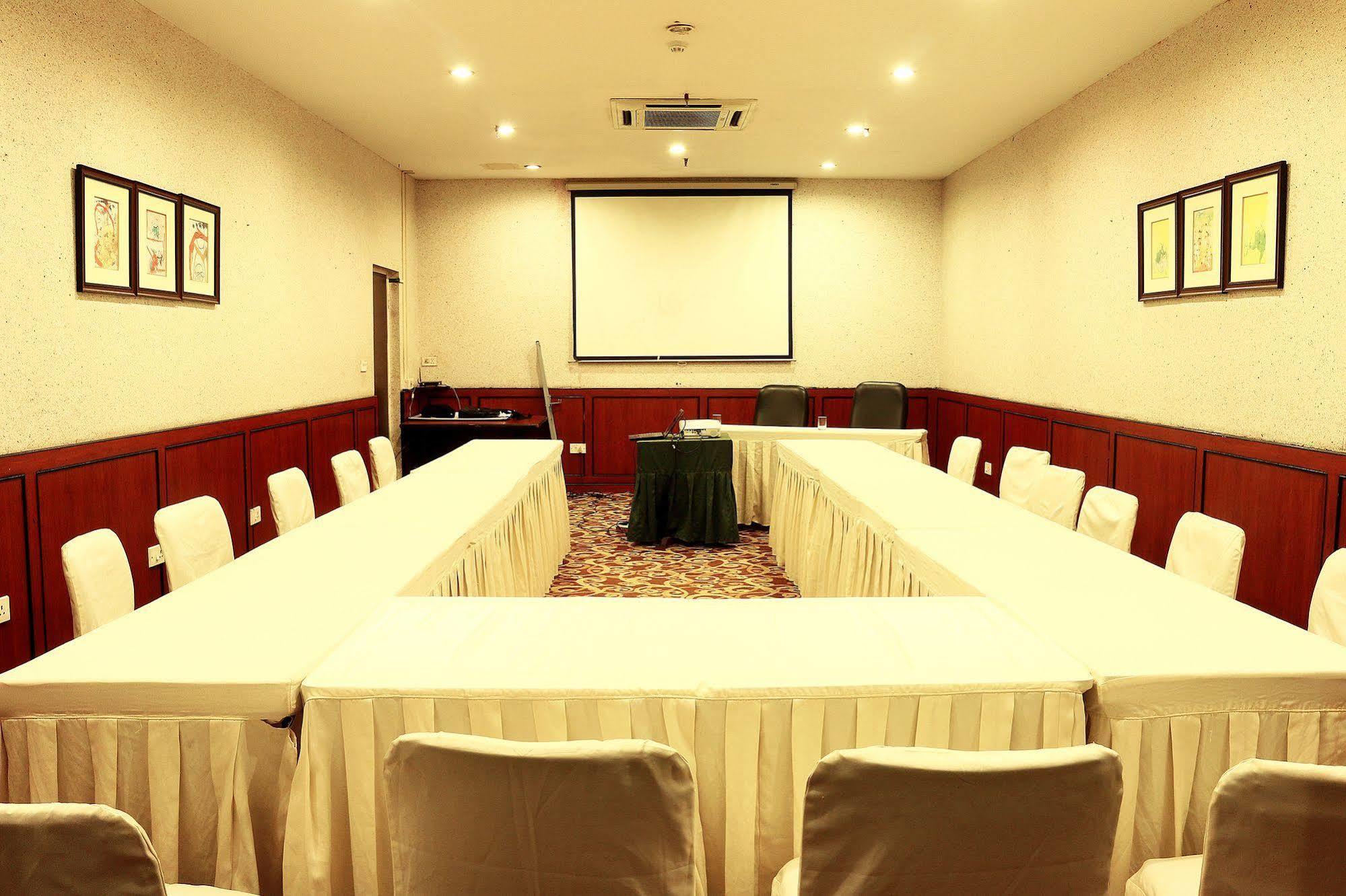 Indismart Hotel Калькутта Экстерьер фото