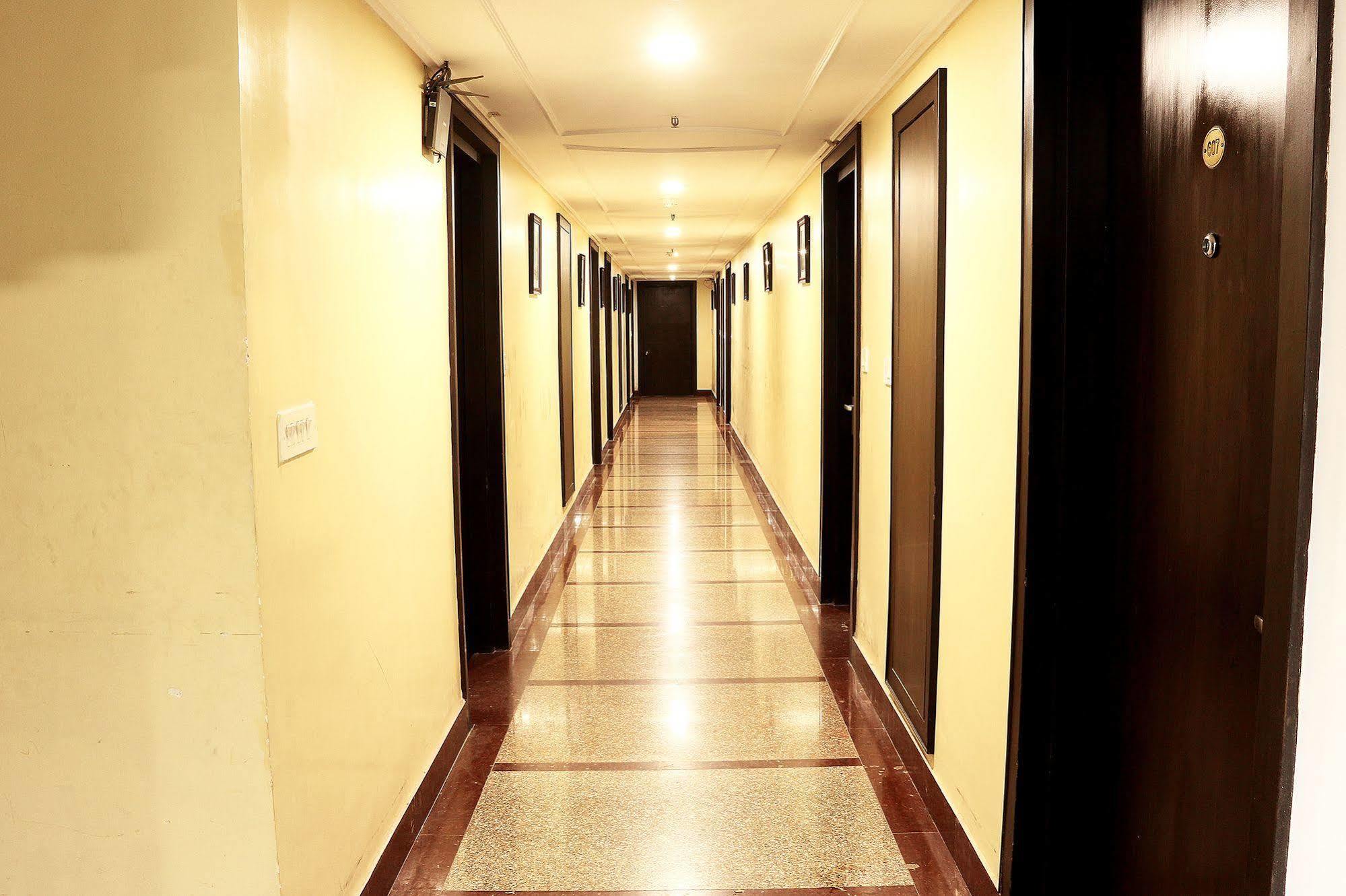 Indismart Hotel Калькутта Экстерьер фото